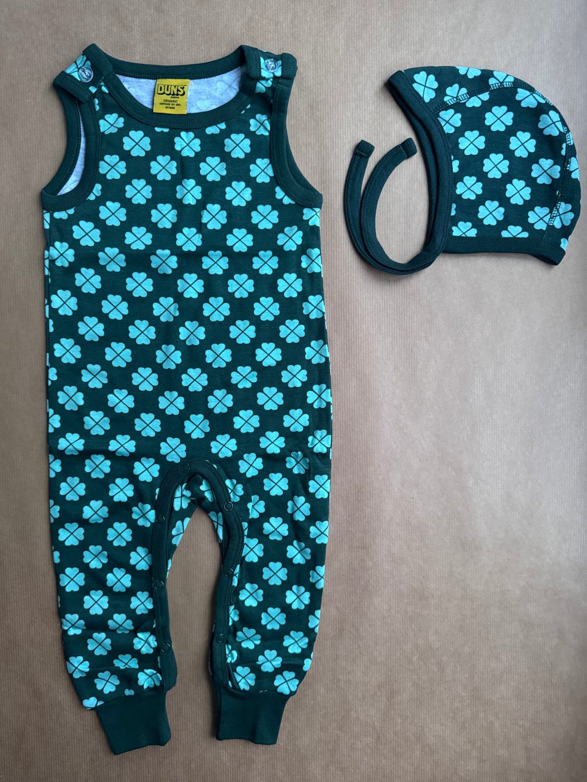 Duns Sweden - SET Dungarees + Babycap Clover Bistro Green
