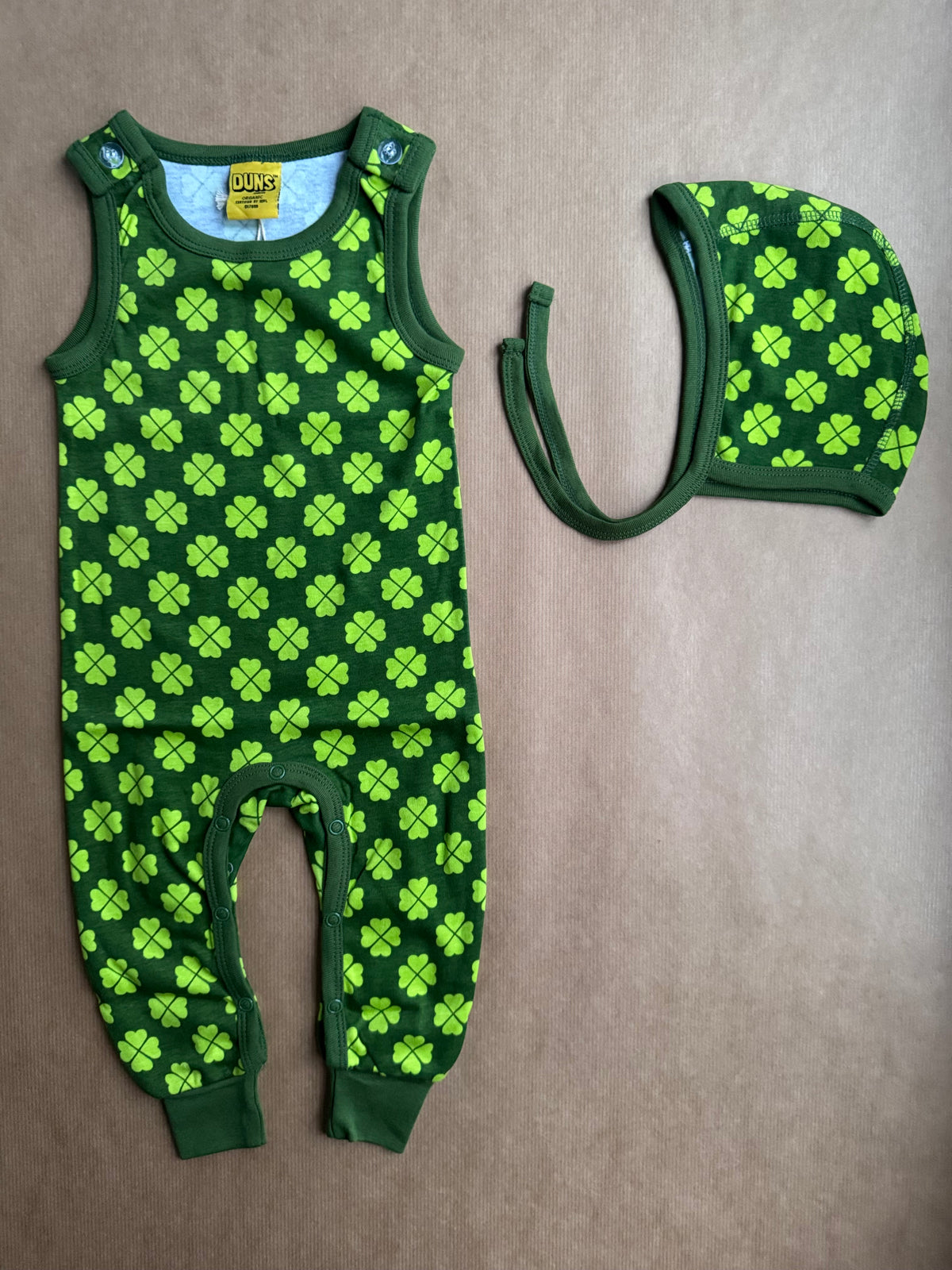 Duns Sweden - SET Dungarees + Babycap Clover Treetop Green