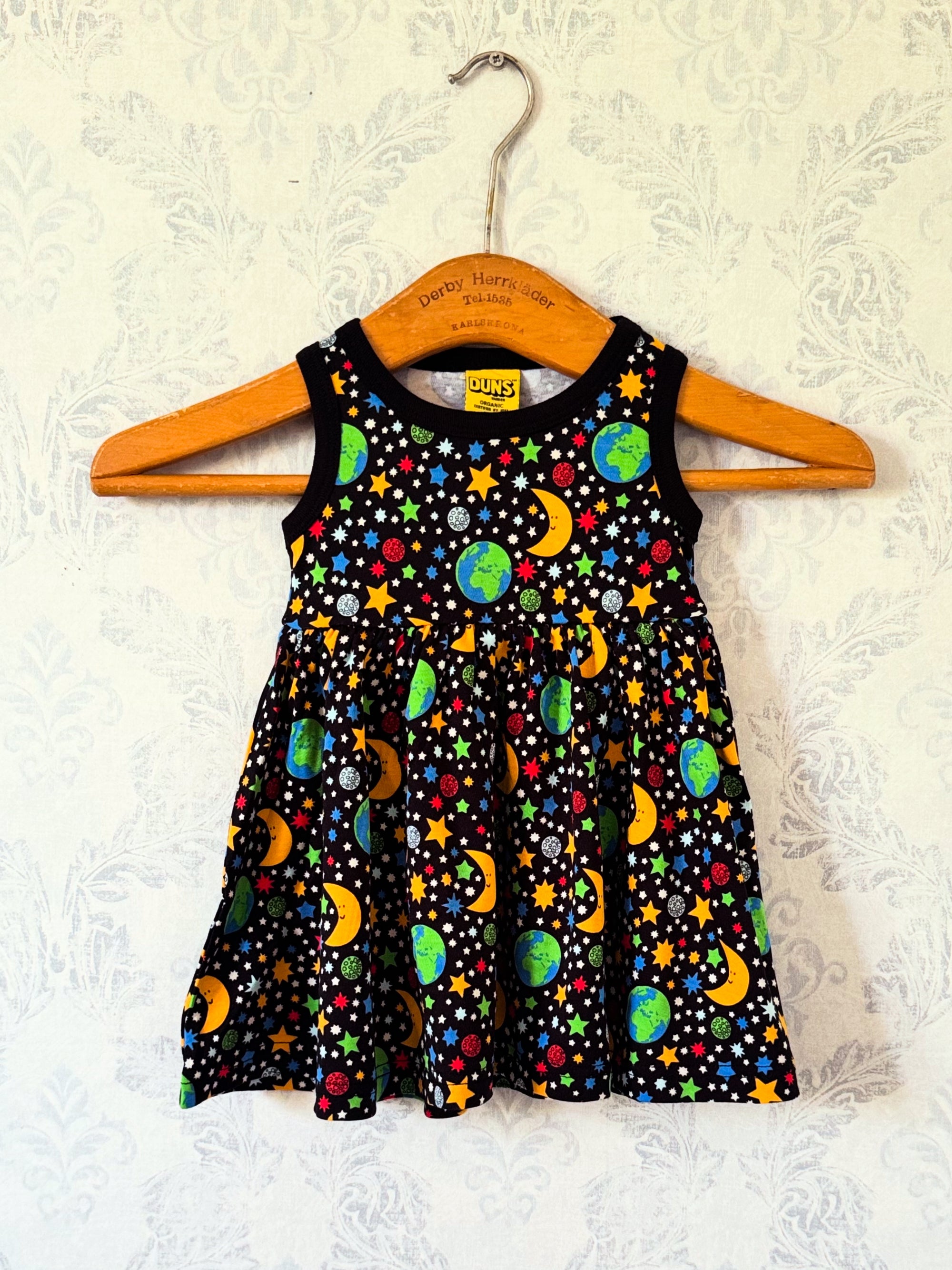 Duns Sweden - Sleeveless Gatherdress mini Mother Earth - Mouwloze Zwierjurk Moeder Aarde