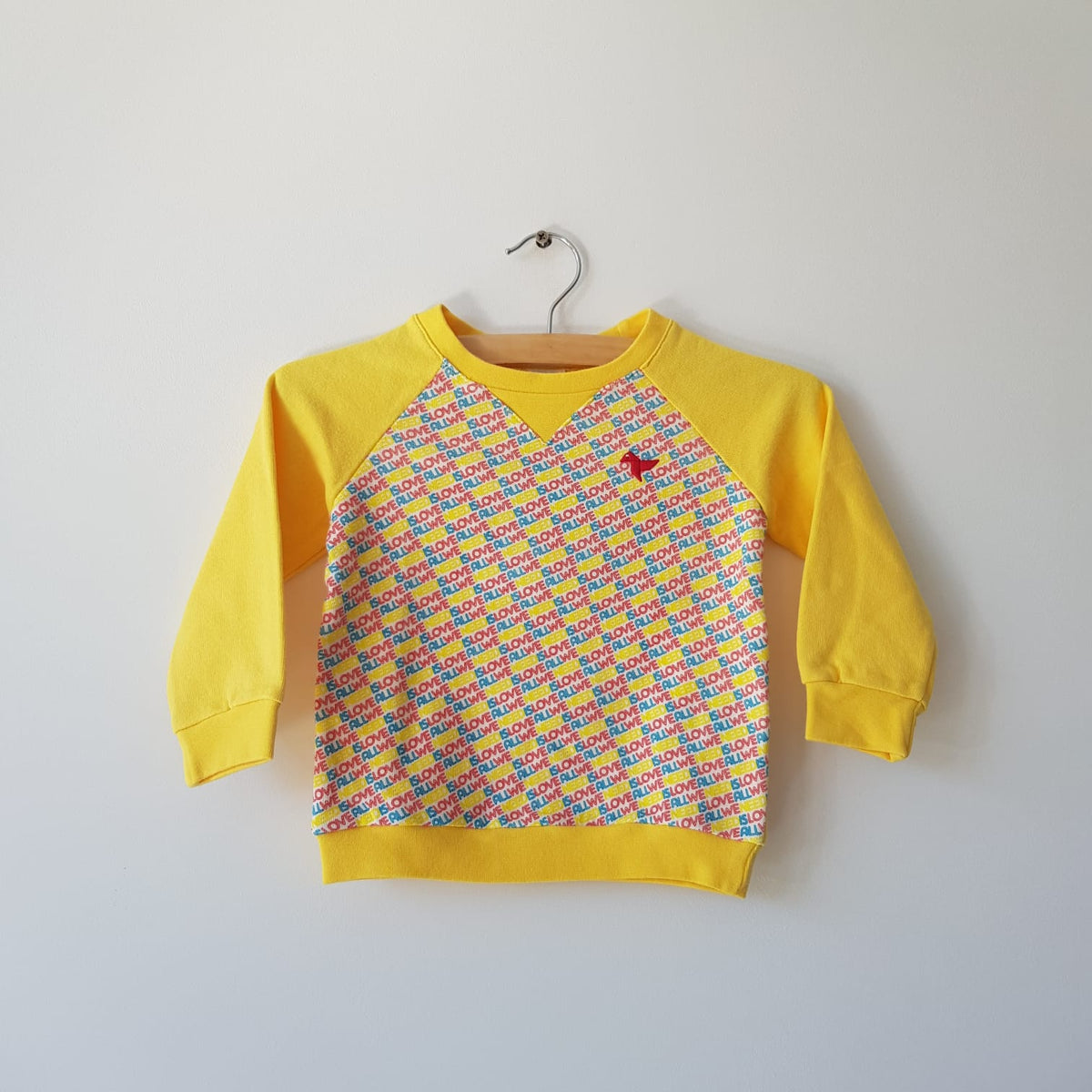 Dis une Couleur - Sweater All We Need Is Love Yellow Raglan Sweater Yellow